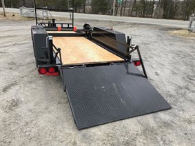 Asphalt roller trailer with automatic ramp